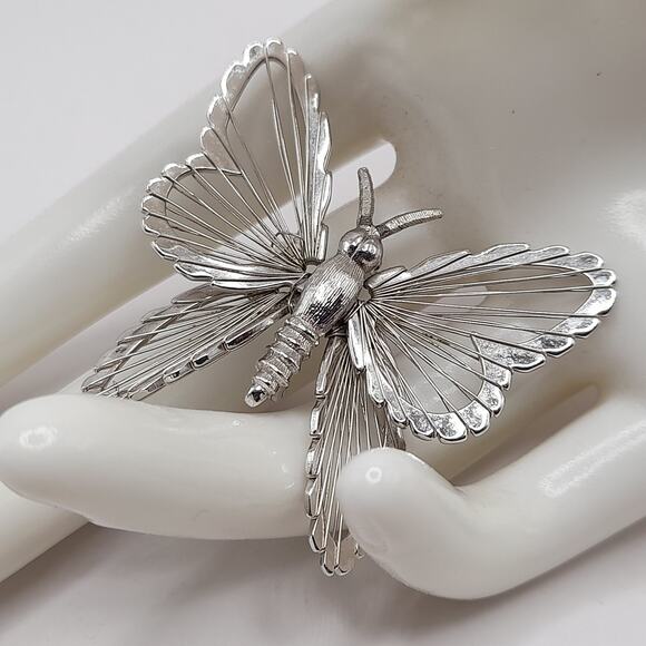 Vintage MONET Butterfly Brooch Rhodium Plate Openwork Insect 1960s - Picture 2 of 7